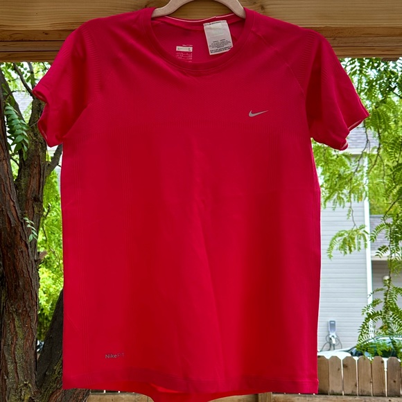 NikeFit Nike NWOT DARK Pink Short Sleeve Tee Shirt size Large - Picture 3 of 15